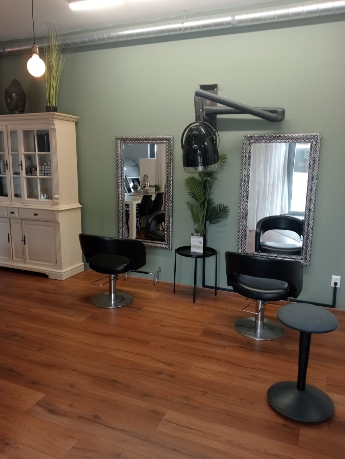 Kappersstoelen met spiegels in de salon van Beauty Flexsalon