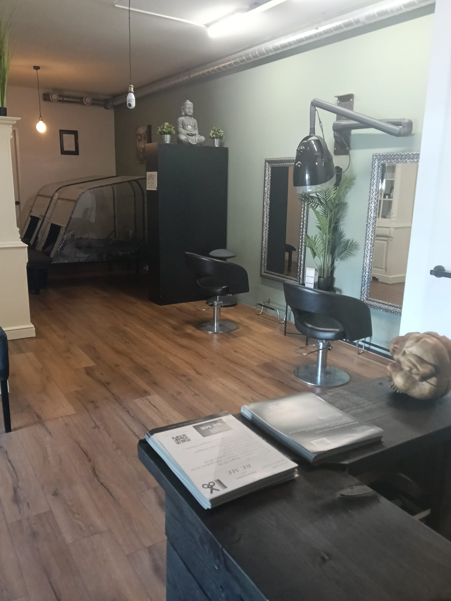 Overzicht van de salon van Beauty Flexsalon in Eindhoven met kappersstoelen en TFM-cabine